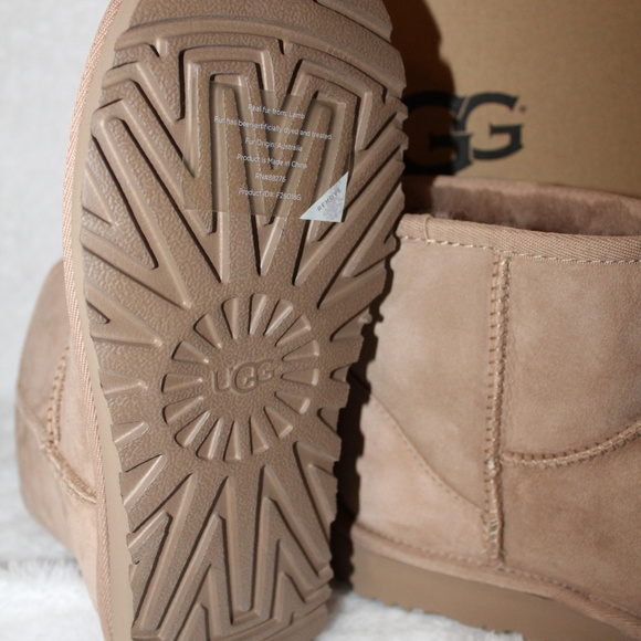 UGG SUEDE CLASSIC MINI BOOTS - Picture 3 of 7